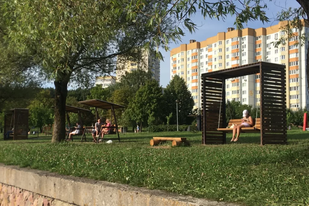 Пергола с качелей, качели садовые. Благоустройство минского сквера. Смолевичский завод металлоконструкций.